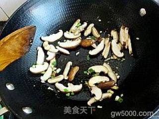 简单家常菜---芹菜炒面筋的做法步骤：5