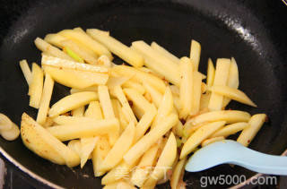 过油肉土豆条的做法步骤：9