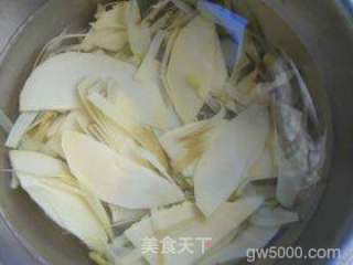 春笋回锅肉的做法步骤：1