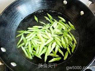 简单家常菜---芹菜炒面筋的做法步骤：3