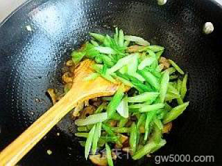简单家常菜---芹菜炒面筋的做法步骤：9