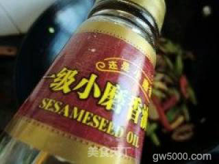 简单家常菜---芹菜炒面筋的做法步骤：12