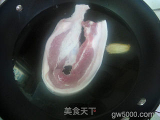 蒜苔回锅肉的做法步骤：1