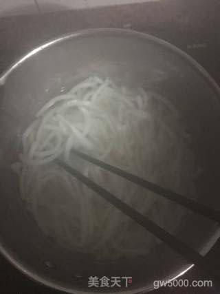 客家特色早餐之瘦肉煮老鼠粄的做法步骤：2