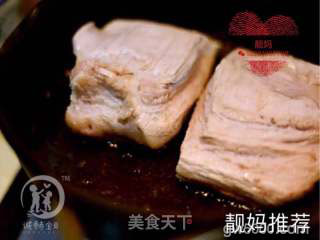 年夜饭分享  梅菜扣肉的做法步骤：1