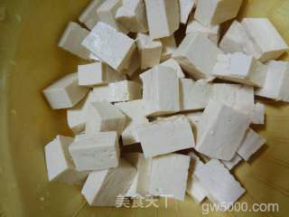番茄杏鲍菇焖客家豆腐的做法步骤：2
