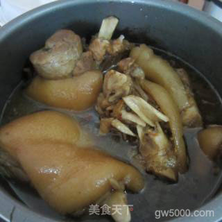 酱香猪蹄沾酱吃-------味道就是不一样-------客家菜的做法步骤：4
