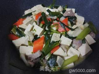 蒜苗焖客家豆腐的做法步骤：9
