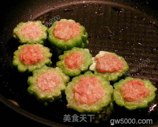 煎酿苦瓜的做法步骤：4