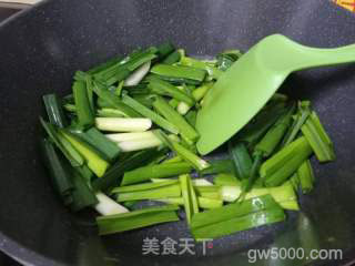 蒜苗焖客家豆腐的做法步骤：4
