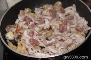 节后第一道菜--猪肚煲鸡的做法步骤：5