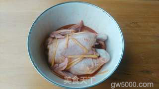 【坤博砂锅蜜汁盐焗鸡】的做法步骤：2
