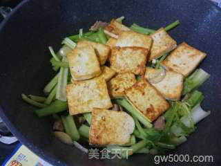 芹菜肉片烩客家煎豆腐的做法步骤：10