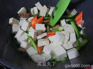 蒜苗焖客家豆腐的做法步骤：6