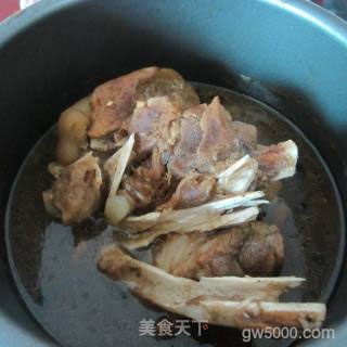 酱香猪蹄沾酱吃-------味道就是不一样-------客家菜的做法步骤：3