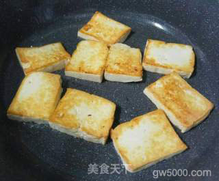 芹菜肉片烩客家煎豆腐的做法步骤：3
