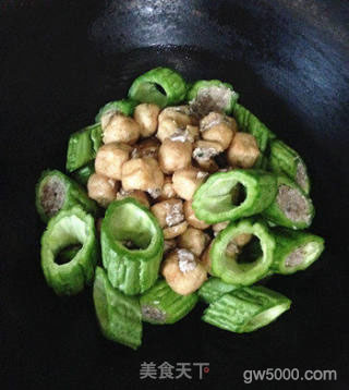 酿苦瓜油豆腐的做法步骤：7