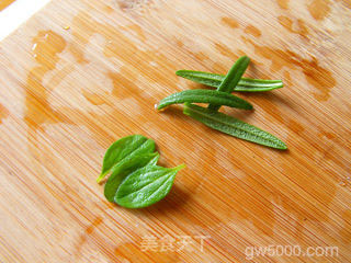 香草牛肉酿口蘑菇的做法步骤：4