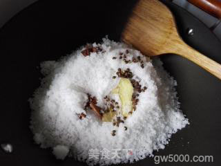 坤博砂锅荷香盐焗鸡的做法步骤：8