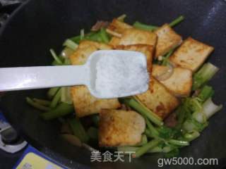 芹菜肉片烩客家煎豆腐的做法步骤：11