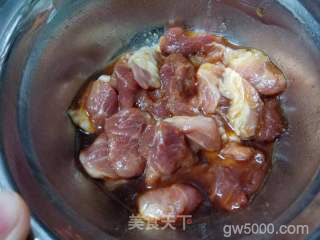 蒜苗焖客家豆腐的做法步骤：2