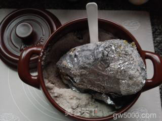 坤博砂锅荷香盐焗鸡的做法步骤：15