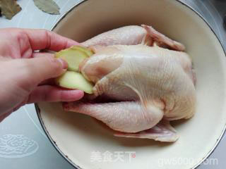 坤博砂锅荷香盐焗鸡的做法步骤：5