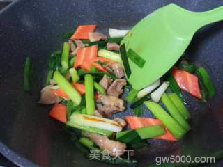 蒜苗焖客家豆腐的做法步骤：5