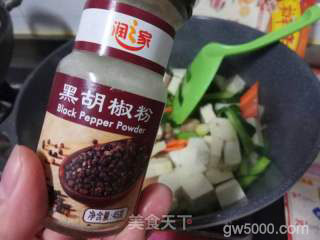 蒜苗焖客家豆腐的做法步骤：7