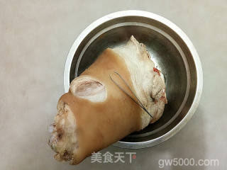 酱肘子的做法步骤：2