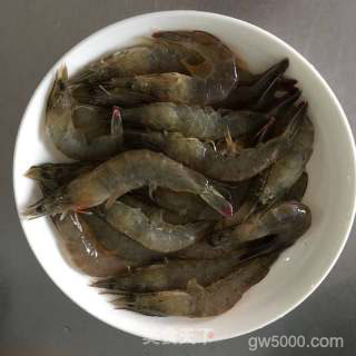 油焖虾的做法步骤：1