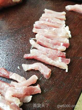 糖醋里脊的做法步骤：1