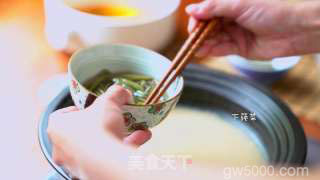 美厨娘大作战里的鱼戏莲叶汤的做法步骤：3