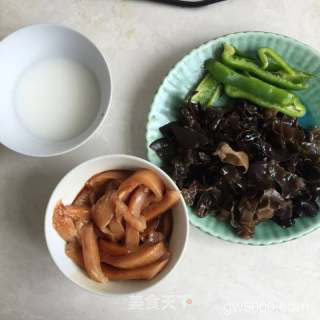 黑木耳青椒鸡柳的做法步骤：2
