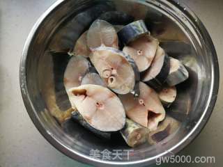 【威海】威海特色熏鲅鱼的做法步骤：2