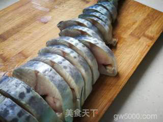 【威海】威海特色熏鲅鱼的做法步骤：1