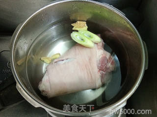 酱肘子的做法步骤：1