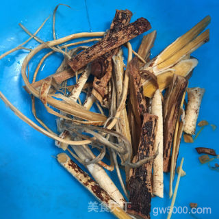 五指毛桃煲老鸽的做法步骤：1