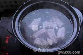 香菇山药排骨养生汤的做法步骤：5