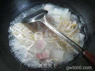 咸肉绿豆芽冬瓜汤 的做法步骤：4