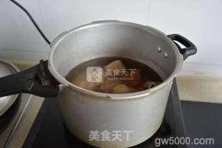 莲藕玉米排骨汤的做法步骤：4