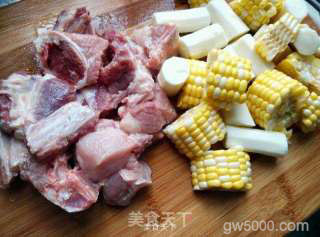 玉米山药排骨汤的做法步骤：1