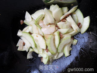 西葫芦杏鲍茹炒肉片的做法步骤：7