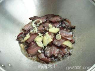 青椒炒腊肉的做法步骤：4