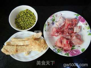 一锅两盅-竹荪排骨盅-绿豆排骨盅的做法步骤：1