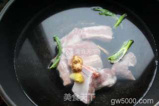 香菇山药排骨养生汤的做法步骤：2