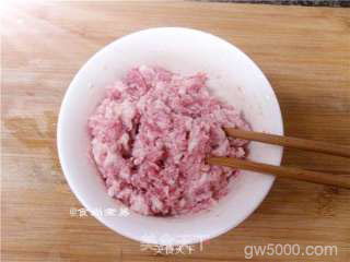 咸蛋蒸肉饼的做法步骤：2