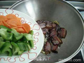 青椒炒腊肉的做法步骤：5