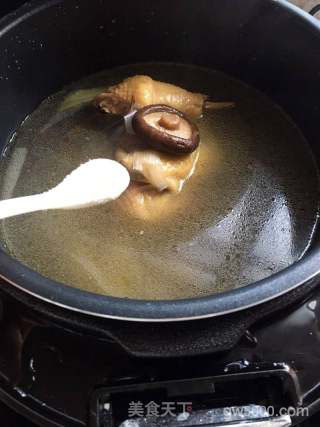 香菇鸡汤的做法步骤：5
