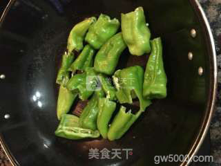 肉丁虎皮辣椒的做法步骤：3